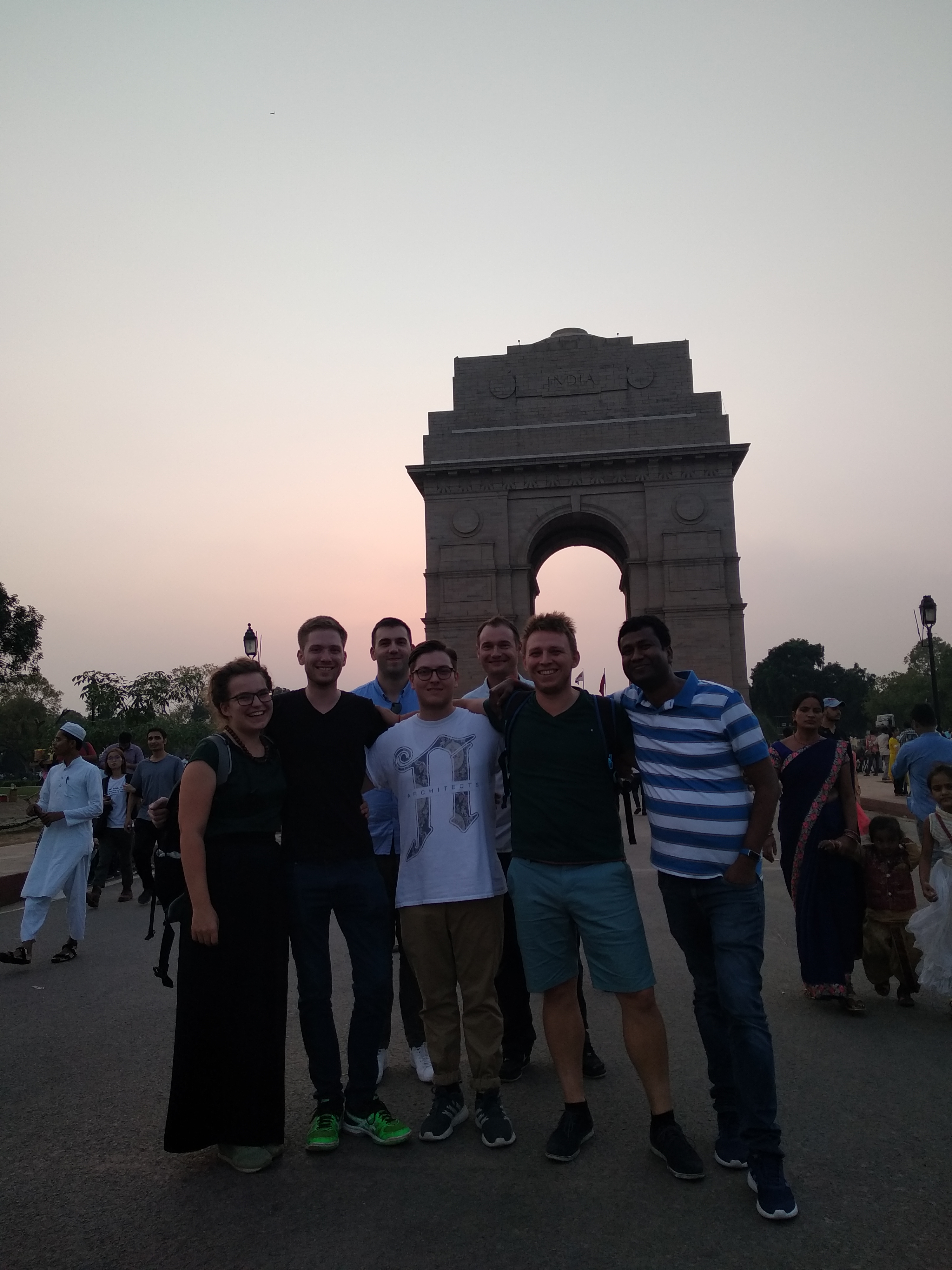Luise, Lars, Christopher, Philipp, Dr. Thiede, Frank and Rishi front of India Gate